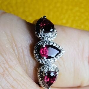 BIG AND BOLD 🦌🐺     NWT-MOZAMBIQUE GARNET, & MARCASITE, STERLING RING. SIZE- 7